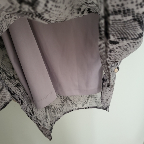 Apt. 9 Large Snakeprint Chiffon Henley Roll Tab Blouse Top Shirt Gray - Picture 13 of 13